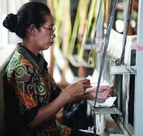 Hand weaving on Jacquard loom